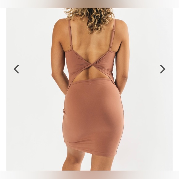 ALPHALETE ULTRASOFT ALLURE DRESS SZ LARGE OPEN BACK GYM WORKOUT ATHLEISURE MAUVE - Picture 3 of 9